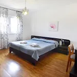 Spacious Flat With Terrace In شقة *