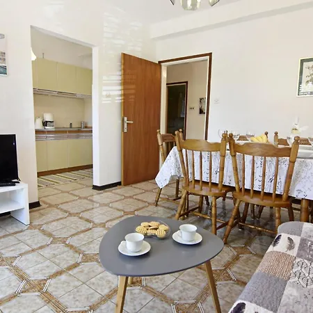 Daire Spacious Flat With Terrace In Umag