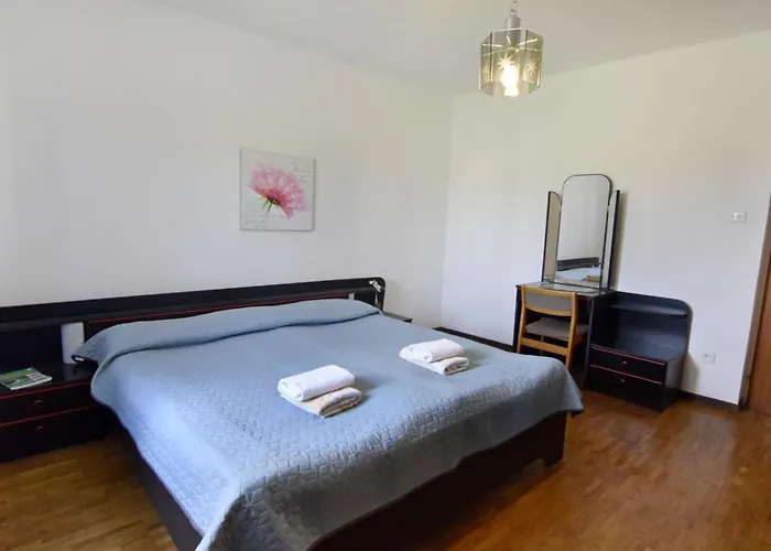 Spacious Flat With Terrace In