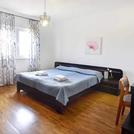 Spacious Flat With Terrace In Apartament *