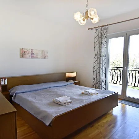 Spacious Flat With Terrace In