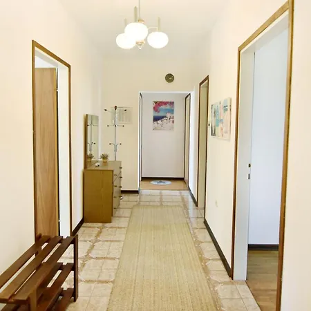 Spacious Flat With Terrace In Appartement