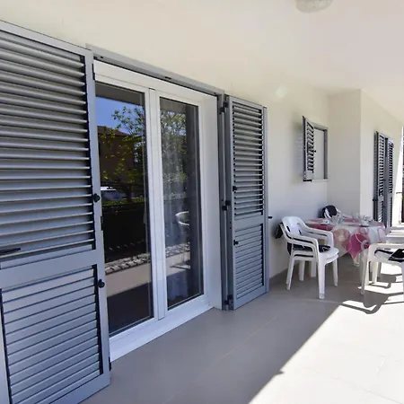 Spacious Flat With Terrace In *
