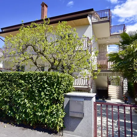 Spacious Flat With Terrace In
