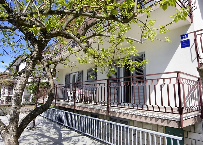 Spacious Flat With Terrace In Appartement Umag