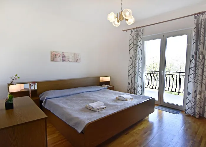 Spacious Flat With Terrace In